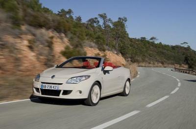 wpid-renault-megane-cc-floride-limited-edition-front-angle-view-570x378.jpg